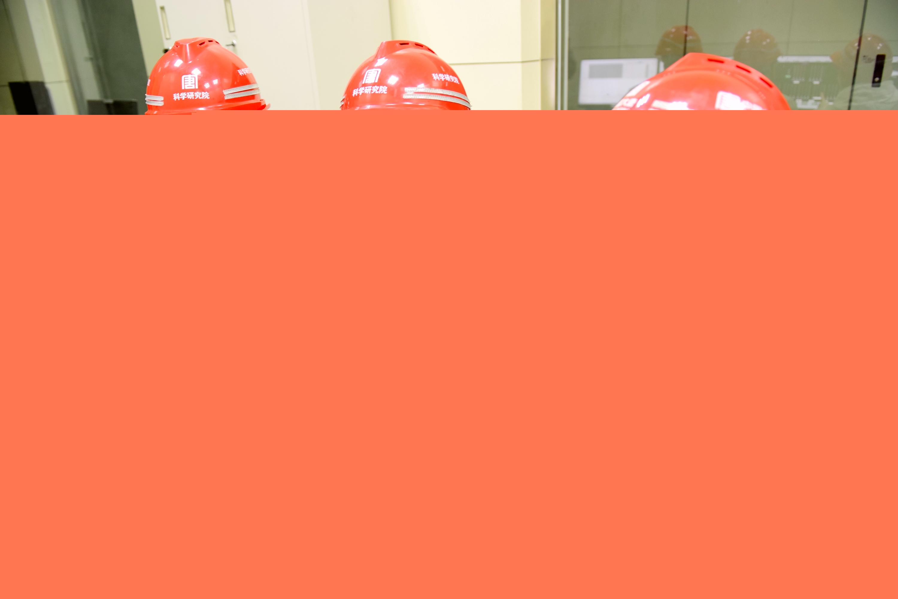 1668066384089023029.jpg 張曉航、周小朋、郭楚珊在寶雞熱電廠對(duì)2號(hào)機(jī)組DCS升級(jí)改造后的邏輯進(jìn)行優(yōu)化.jpg