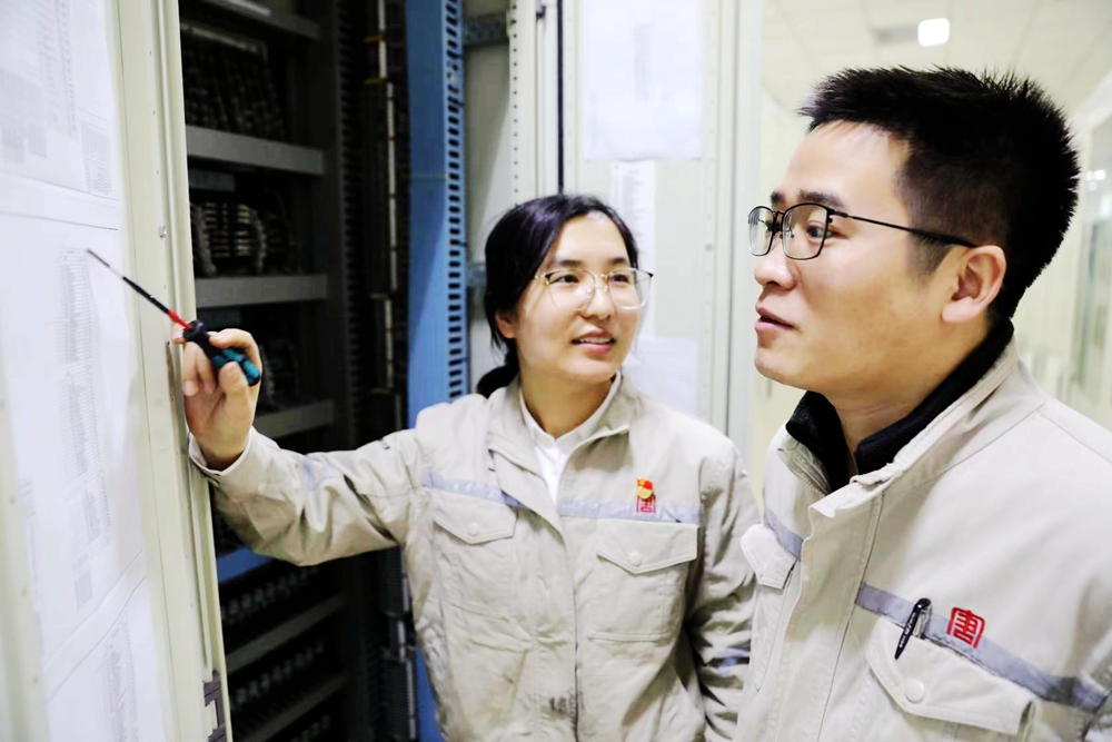 5.韓城第二發電公司楚樂、李玉珍夫婦攻關技術難題（曹軍科攝）.jpg