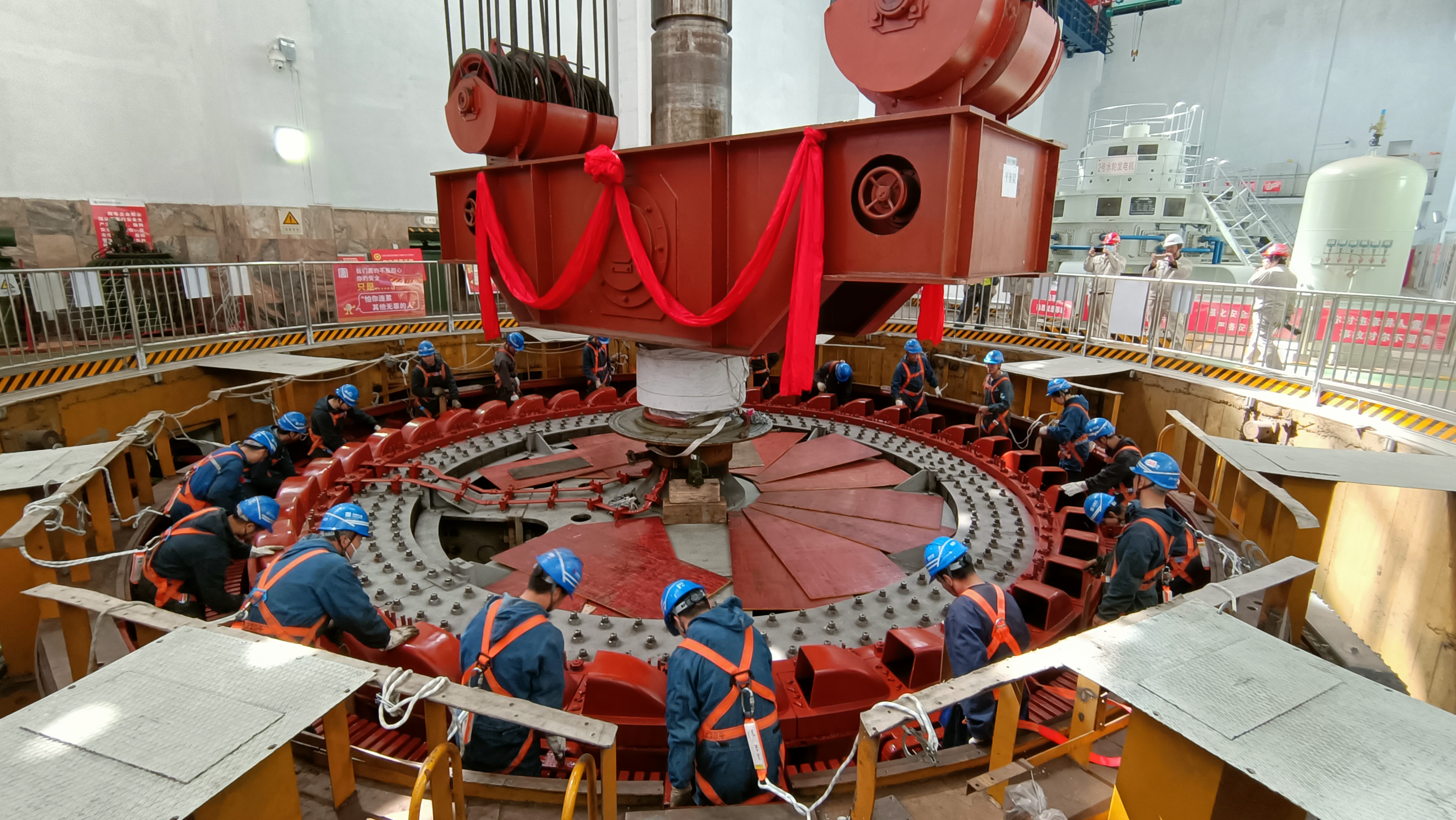 1681719641879096748.jpg 碧口水電廠發電機轉子回裝現場(劉小娟攝).jpg