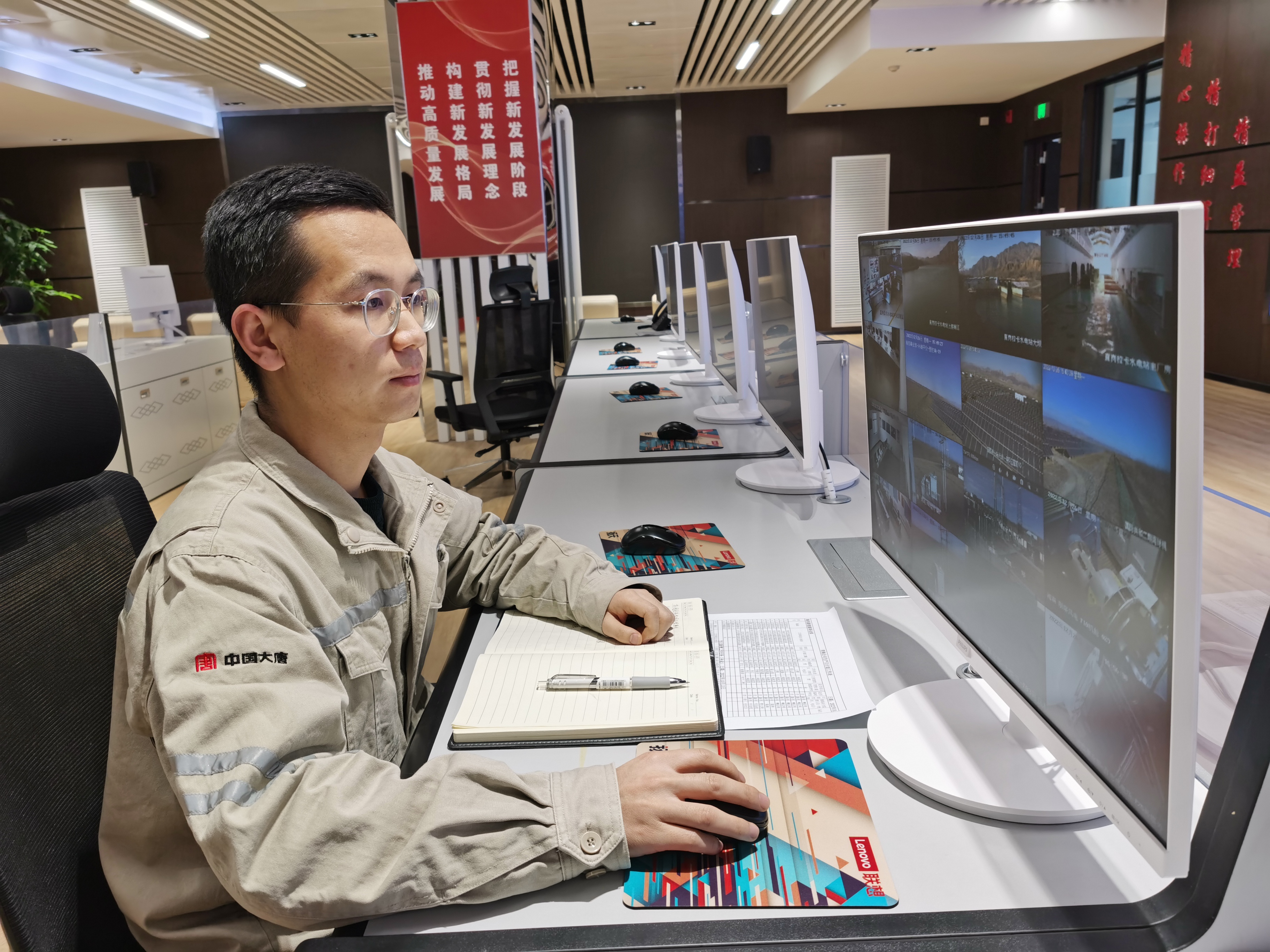 1682315130459030427.jpg 2022年11月在集控中心遠程視頻監督(大唐青海公司-保萬榮).jpg