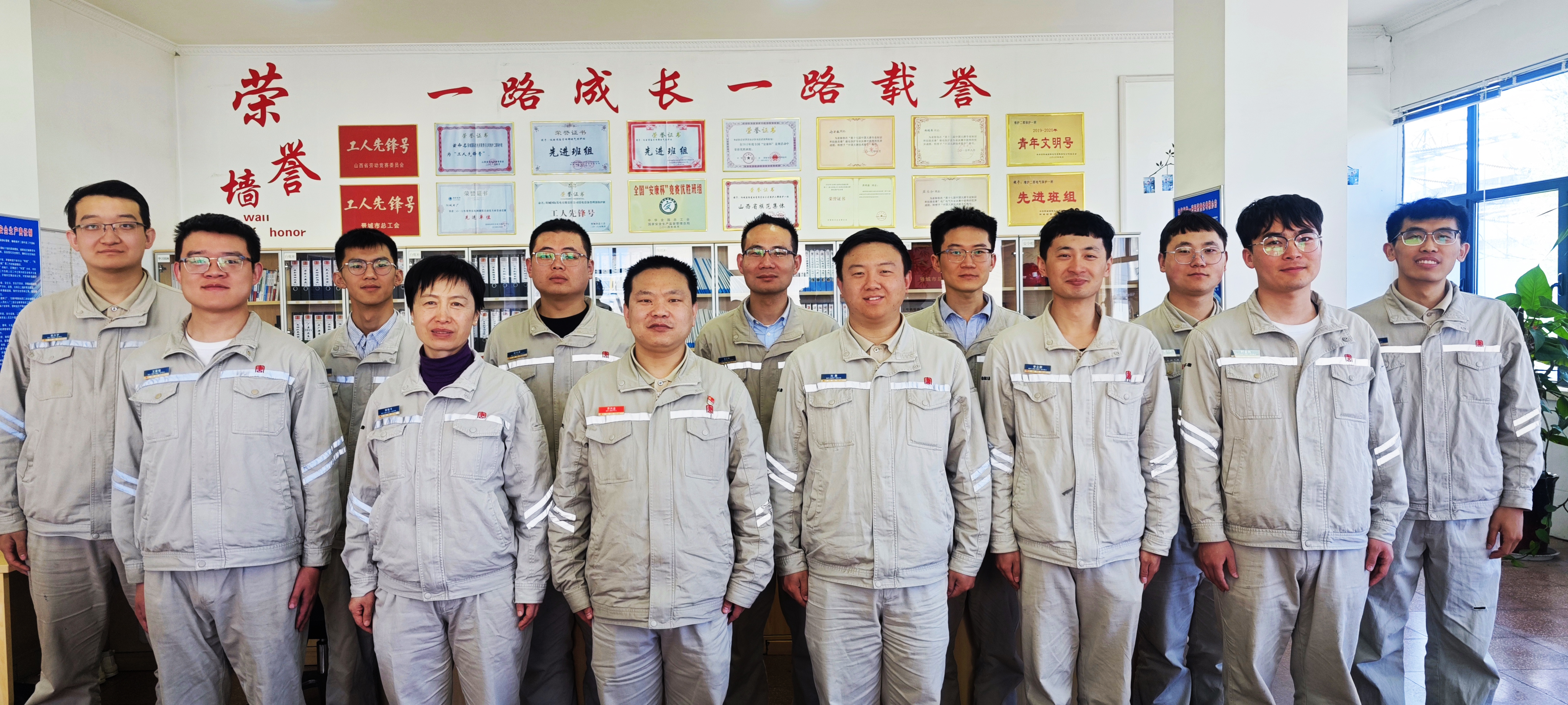 1684204791821056583.jpg 陽城發電公司保護一班集體照.jpg