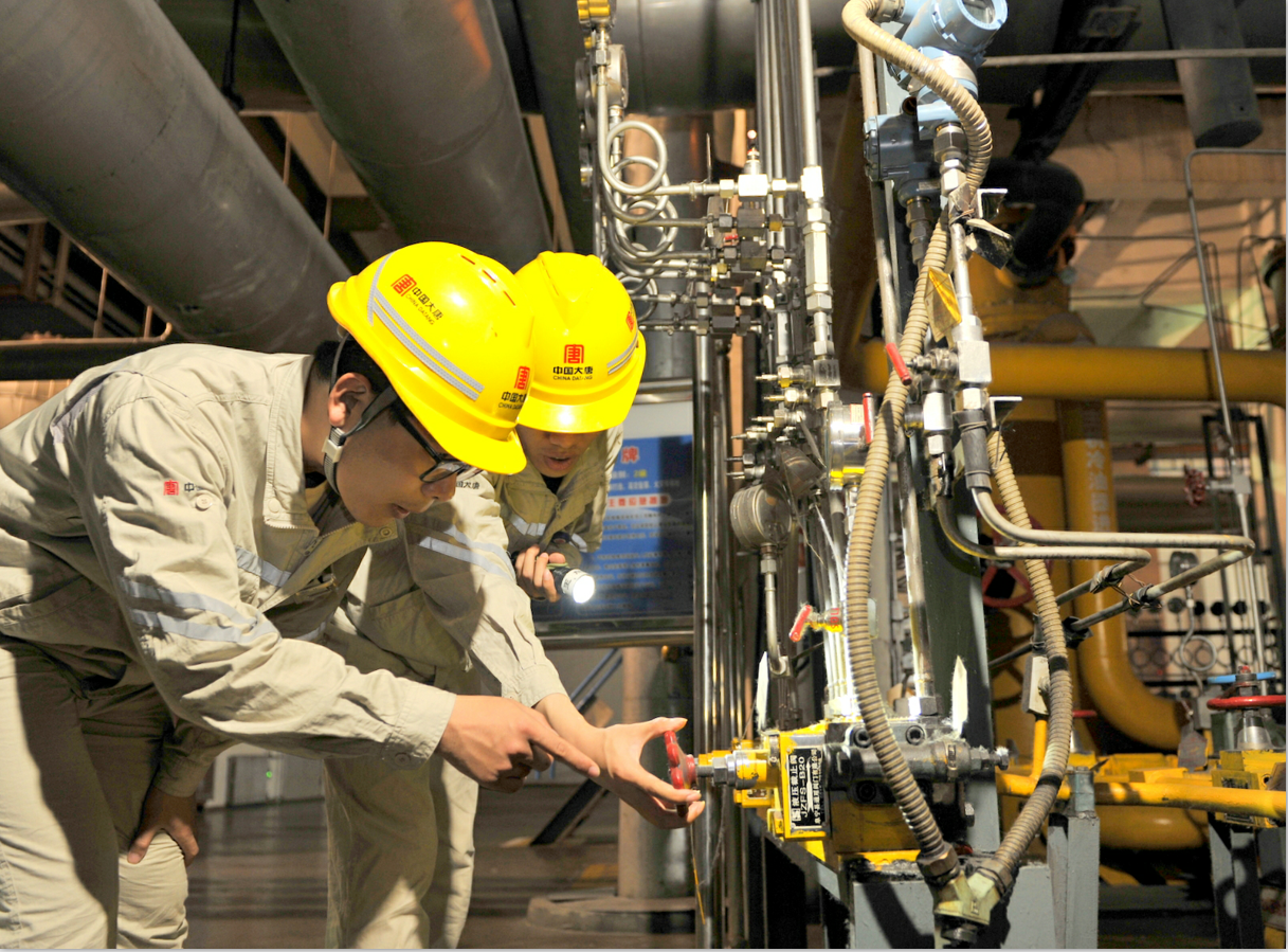 1689664248141085712.jpg 運(yùn)行人員認(rèn)真巡檢設(shè)備,調(diào)整設(shè)備壓力.jpg