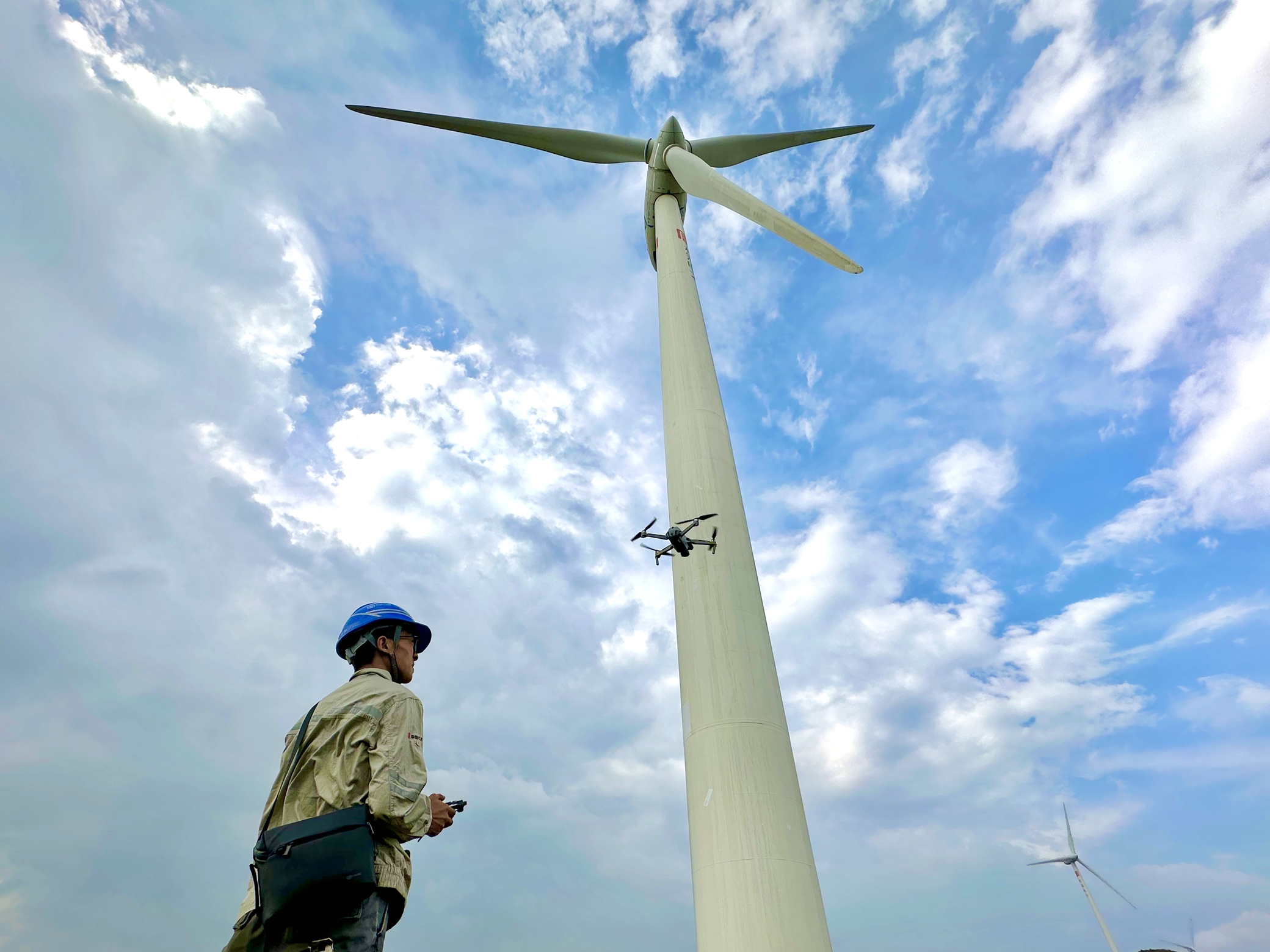 1690263499260014761.jpg 04.無人機檢查風機葉片.jpg