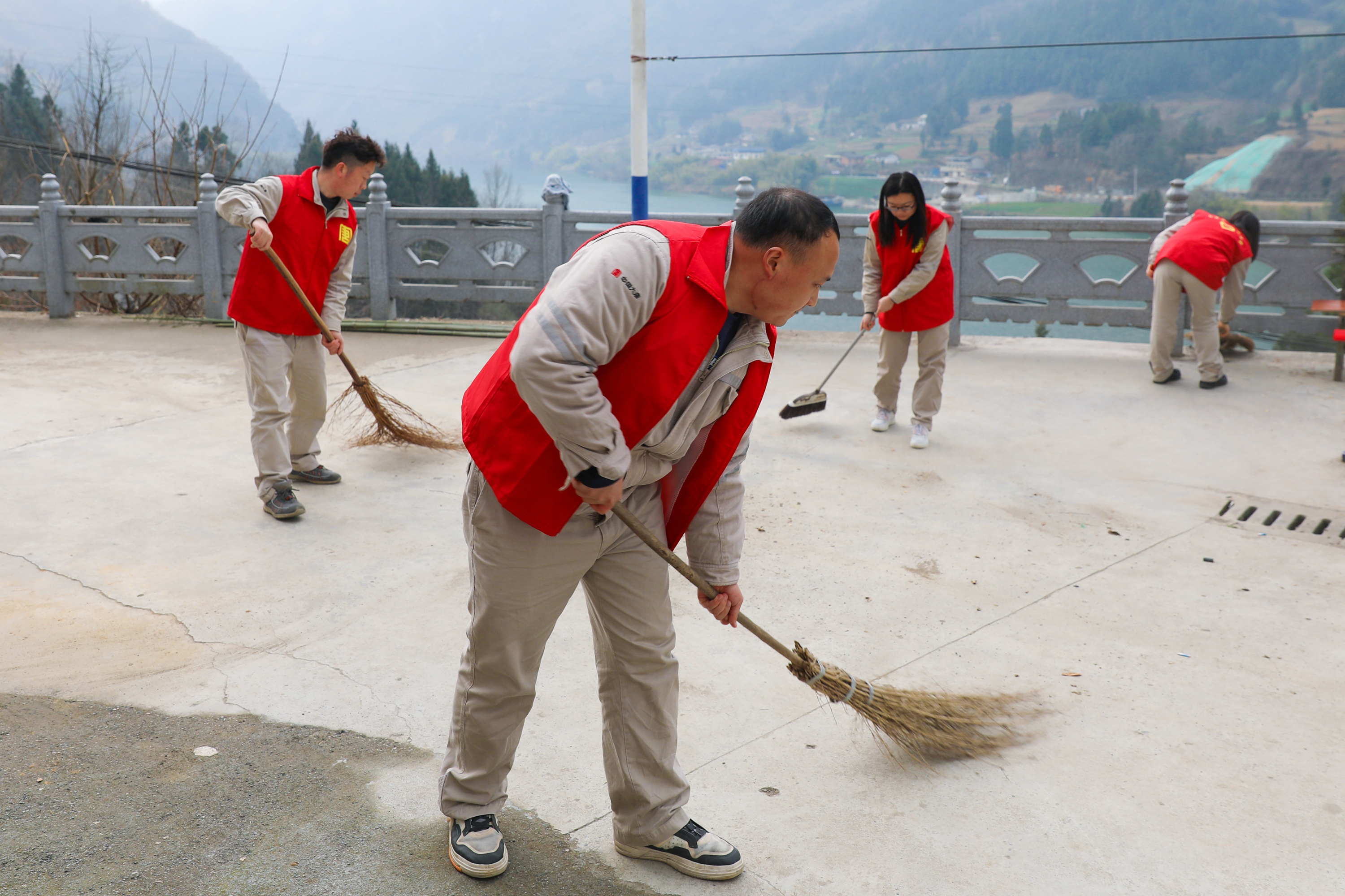 1709621540210010364.jpg 石泉水電廠學雷鋒青春志愿行助力鄉村振興(石泉水電廠 任巖) (2).jpg