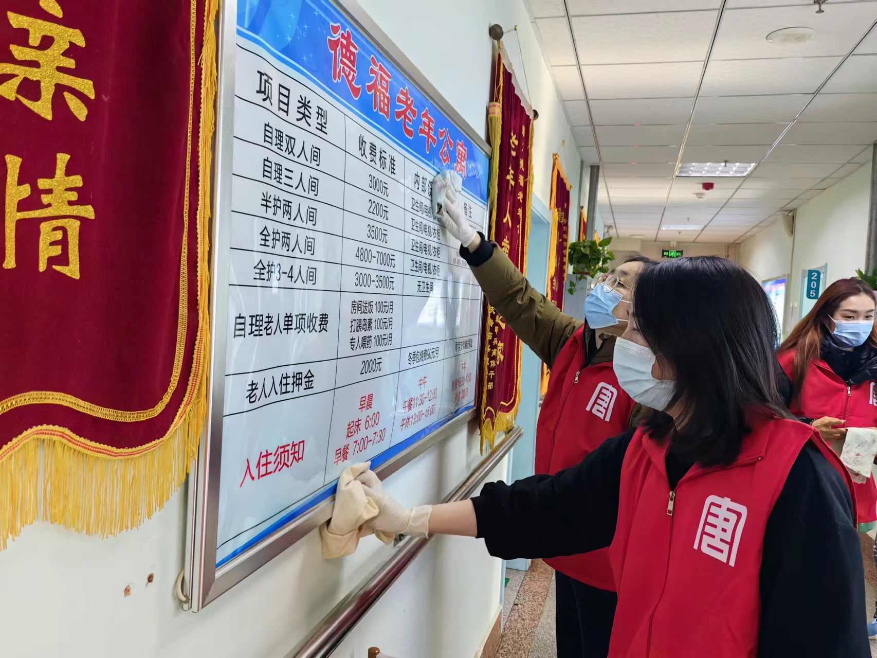 1709621619617000362.jpg 哈一熱電廠 為老人清理室內衛生.jpg