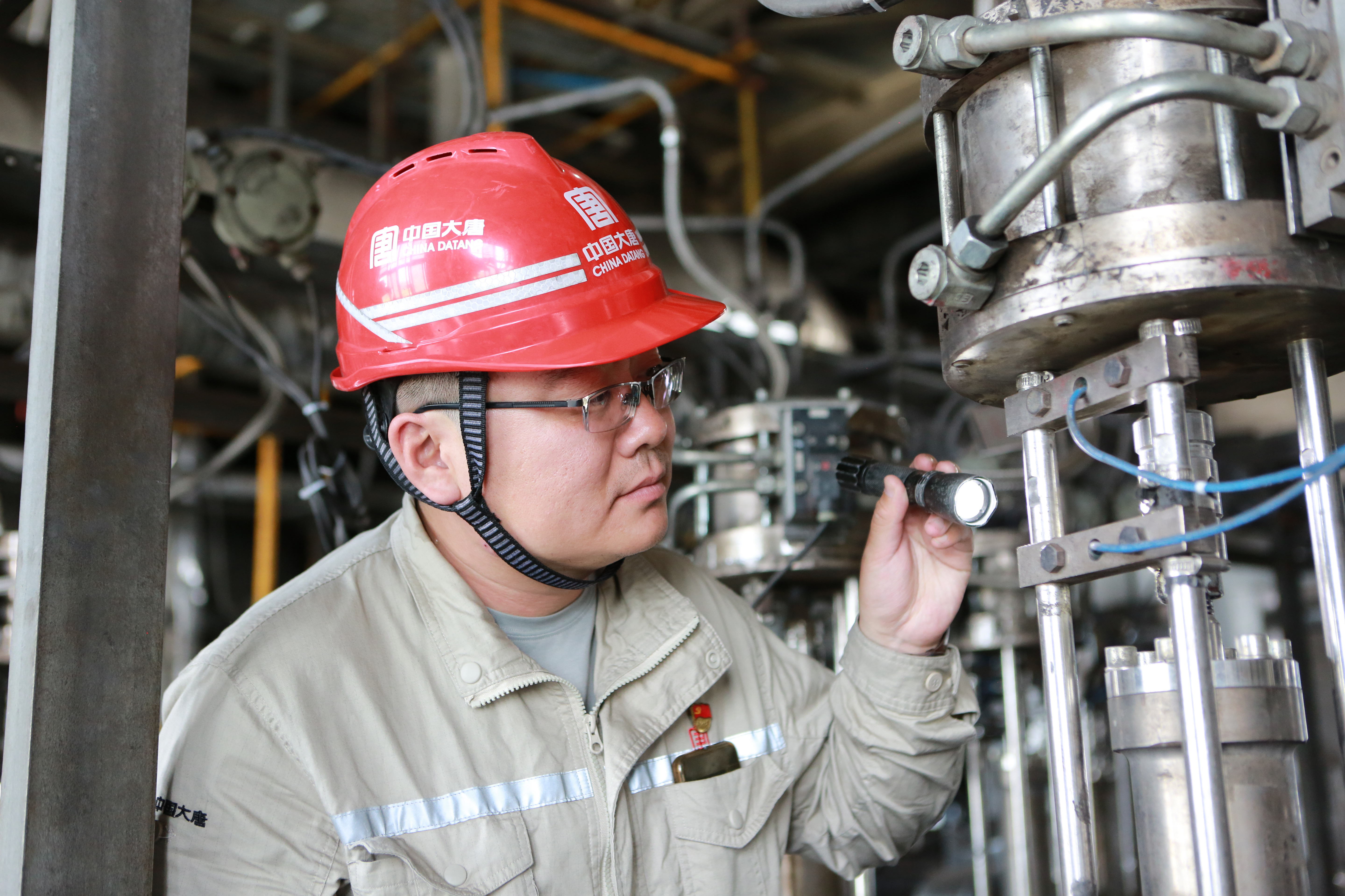 1718956843476064978.jpg 李紅軍在氣化爐現場.jpg