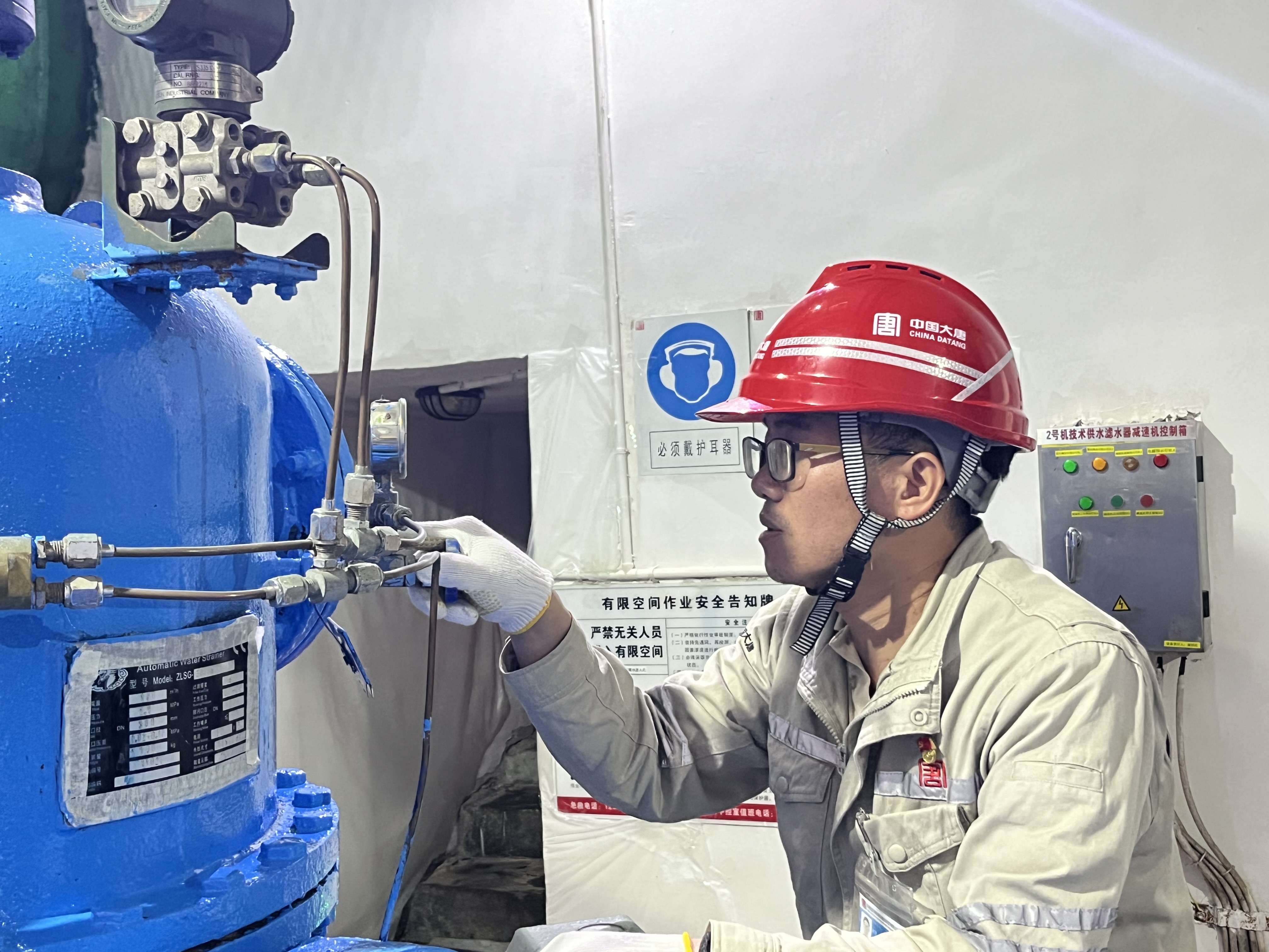 1725342722832075985.jpg 念永飛操作表計(jì)閥門,覃浩攝.jpg